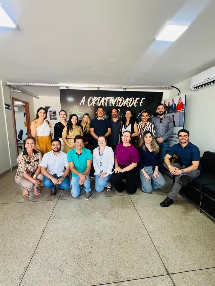 Grupo com 16  participantes do Conexões Inovato posando sorridente em sala no Câmpus de Palmas da UFT, diante de uma parede